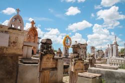 Tombe e lapidi in un cimitero antico di Zacatecas, Messico.

