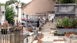 Tombe e lapidi in un tradizionale cimitero francese a Pezenas con croci, fiori e targhe commemorative - © Gary Perkin / Shutterstock.com