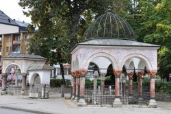 Tombe in pietra in una piazzetta della città di Travnik, Bosnia e Erzegovina - © Mato Papic / Shutterstock.com