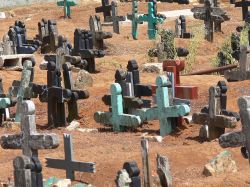 Alcune tombe nel cimitero di San Juan Chamula, nel centro del Chiapas.
