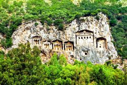 Le tombe rupestri dell'antica città di Kaunos nei pressi di Dalyan, Turchia - © elen_studio / shutterstock.com