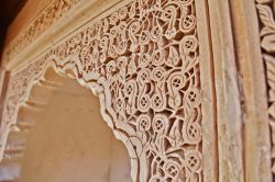 Dettaglio della decorazioni alle Tombe Sa'diane di Marrakech, Marocco -  Mausoleo della dinastia Sa'diana, queste tombe sono state scoperte solo nel 1917 e restaurate dal Ministero ...