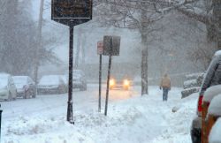 Tormenta con neve in una strada di Cleveland, Ohio. Qui il clima è continentale con inverni abbastanza lunghi che si protraggono sino ad aprile; durante la stagione invernale, la città ...