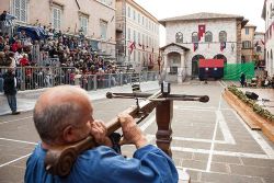 Torneo di balestra al Calendimaggio di Assisi in Umbria - © www.calendimaggiodiassisi.com