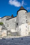Torre angolare del castello di Valois a Cognac, Francia: si tratta di uno dei più importanti edifici medievali della città - © gumbao / Shutterstock.com