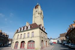 La torre campanaria – o Beffroi, in francese – di Bergues è stata ricostruita nel 1961 dopo che i soldati tedeschi l'avevano fatta saltare durante la seconda guerra ...