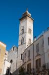 La torre campanaria della collegiata di Santa Maria della Colonna e San Nicola a Rutigliano, Puglia. Il campanile romanico si presenta con una guglia in stile barocco.

