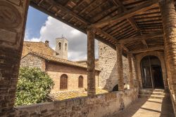 Torre campanaria di San Gimignano, Siena, vista dal portico di un palazzo medievale (Toscana).

