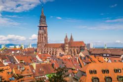 La torre campanaria della cattedrale di Friburgo in Brisgovia con i suoi 116 metri d'altezza è il simbolo della città - foto © canadastock / Shutterstock.com