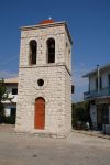 Torre campanaria nella piazza di Katomeri a Meganissi, Grecia - Il bel campanile in pietra che sorge nella piazzetta principale della città capoluogo dell'isola di Meganissi © ...