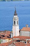 Torre campanaria sul lago Maggiore a Arona, Piemonte - Svetta elegante sopra i tetti delle altre costruzioni il bel campanile di Arona © marcovarro / Shutterstock.com