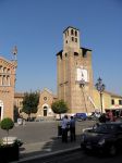 Torre Carrarese, a fianco del Duomo di Piove di Sacco in Veneto - © Threecharlie - CC BY-SA 3.0, Wikipedia