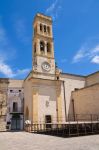 Torre con orologio nel borgo di Specchia in Puglia, provincia di Lecce