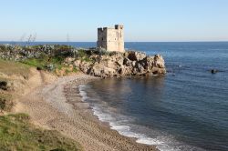 Torre de la Sal con una piccola spiaggia nei pressi di Estepona, Spagna. Questa torre, con sezione quadrata e due piani, sorge su un promontorio sulla costa tra il fiume Manilva e Playa de la ...