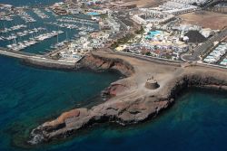 La Torre del Águila, parte del sistema difensivo del XVIII secolo presso Playa Blanca, nel sud dell'isola di Lanzarote (Canarie) - © Salvador Aznar / Shutterstock.com