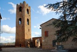 Torre del castello di Longiano, Emilia Romagna, Italia. Costruito fra il VII° e l'VIII° secolo, il castello malatestiano è stato per molto tempo sede del Municipio mentre ...