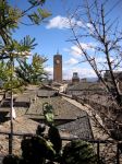 La Torre del Moro si trova nel borgo di Orvieto, la città appollaiata su di una rupe di tufo lungo la valle del Tevere, in provincia di terni in Umbria