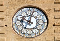 Un'immagine dell'orologio che svetta sulla Tour de l'Horloge, una delle porte d'accesso al centro storico di Salon-de-Provence, in Francia - © Philip Lange / Shutterstock.com ...