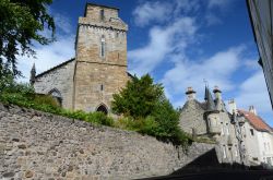 La torre della vecchia chiesa di Kirkcaldy fotografata dal basso, Scozia, UK. Fra gli edifici più importanti conservati in città c'è anche la Old Parish Church con la ...