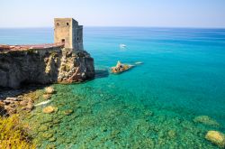 Torre delle Ciavole, sulla costa nord della Sicilia a Gliaca di Piraino in provincia di Messina