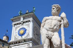 La torre dell'orologio e una statua in Piazza della Libertà a Udine, Friuli Venezia Giulia.
