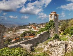 La torre dell'orologio nella città di Bar, Montenegro. E' custodita nel centro storico del paese arroccato sulla rupe - © Mila Atkovska / Shutterstock.com