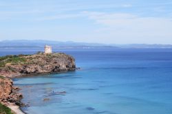 Una antica torre di avvistamento a Sant'Antioco, e il bel mare della Sardegna- © D.serra1 / Shutterstock.com