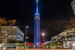 La torre di Fukuoka fotografata di notte, Giappone. Eretta nel 1989 in occasione dell'Asian Pacific Expo, la torre è il 13° edificio più alto del paese con i suoi 234 metri ...