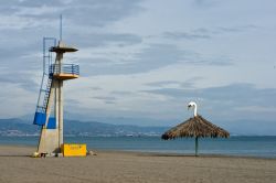 Torre di guardia a Torremolinos, Spagna. Una tipica torretta di guardia sulla spiaggia di Torremolinos, comune spagnolo situato nella Comunità Autonoma dell'Andalusia - © Pabkov ...
