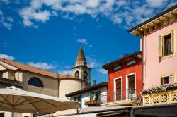 La torre di San Martino fotografata da piazza Ferdinando di Savoia in primavera, Peschiera del Garda, Veneto - © Konstantin Tronin / Shutterstock.com