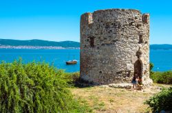 La torre difensiva accanto all'antica Basilica della Vergine Misericordiosa a Nesebăr (Bulgaria), da cui si osserva tutta la costa sul Mar Nero.