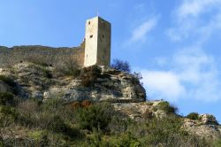 Torre e bastioni della fortezza di Mornas nei pressi di Orange, Vaucluse, Francia.



