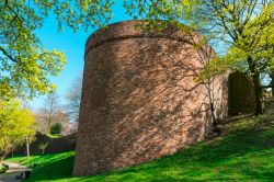 Torre e mura cittadine al parco Kronenburger a Nijmegen, Olanda.
