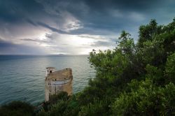 Torre Fico a San Felice Circeo, provincia di Latina, Lazio. Venne edificata nel 1562 a spese della famiglia Caetani assieme ad altre torri. Il nome deriverebbe dalla massiccia presenza di fichi ...