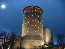 Torre illuminata durante il periodo natalizio a Tricarico - © Rocco Stasi - CC BY 3.0 - Wikipedia.