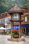 Torre in legno con orologio in una strada del centro di Chamonix, Alpi francesi - © Nataliya Nazarova / Shutterstock.com