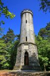 Torre in pietra in un parco della città di Bayreuth, Germania. Questa località della Baviera ospita numerose attrazioni storiche. 
