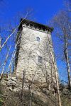 Torre in pietra nelle campagne di Kaufbeuren, Germania.
