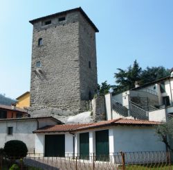 La storica Torre Lantieri a Paratico sul Lago di Iseo - © Di Luca Giarelli - CC BY-SA 3.0 - Wikipedia