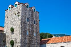 Torre medievale alla fine della muraglia di Ston, Croazia.
