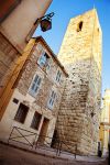 Torre medievale nel centro di Antibes, Francia - Passeggiando verso il cuore cittadino di questa suggestiva località della Costa Azzurra ci si rende immediatamente conto dell'impronta ...