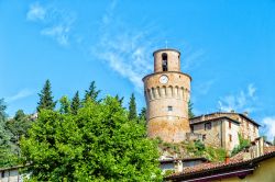 Torre medievale con orologio, chiamata E Campanon, nel centro di Castrocaro Terme