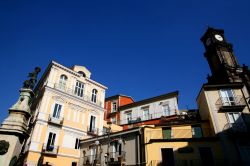 La Torre dell'Orologio e la statua di Carlo II° d'Asburgo a Avellino, Campania, Italia. Simbolo della città, la Torre dell'Orologio è un monumento in stile barocco ...