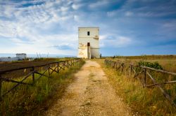 Torre Pietra, un edificio storico a Margherita Di Savoia in Puglia