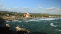 Torre Puccini o della Tagliata sulla spiaggia di Ansedonia, siamo nella Maremma della Toscana