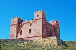 Torre Rossa di Mellieha, Malta. La sua costruzione sulle pendici della città risale al 1649 su richiesta del Gran Maestro Lascaris che visse per oltre trent'anni nel convento di Malta. ...