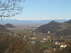 La cittadina di Torreglia fotografata dai Colli Euganei. Sullo sfondo le Alpi venete - © GDelhey - CC BY-SA 3.0 - Wikimedia Commons.