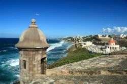Torretta di guardia sull'Oceano Atlantico a San Juan, Porto Rico. Siamo nella fortezza El Morro, nel distretto La Perla. A fianco, il cimitero della città, uno fra i più singolari ...