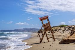 Torretta di salvataggio sulla spiaggia di Marina di Sorso, Sardegna.



