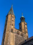 Le torri campanarie della chiesa del Mercato di Santa Cosma e San Damiano a Goslar, Germania.

